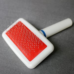 白色塑柄密針梳